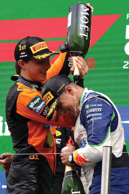 Piastri le echa champagne a Isack Hadjar, que salió tercero