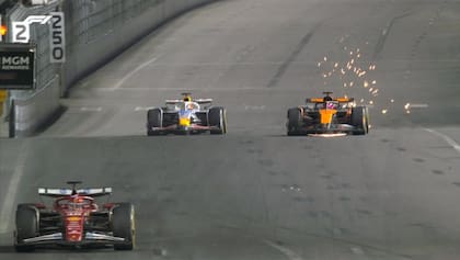 Piastri superando a Hadjar para ganar la sexta posición: una situación que llamó la atención porque el monoplaza de McLaren tenía más fricción contra el suelo de lo normal