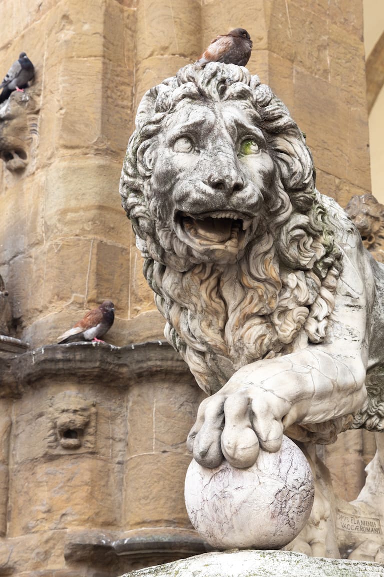 La réplica del David y otros grupos escultóricos pueden apreciarse en la Piazza della Signoria.