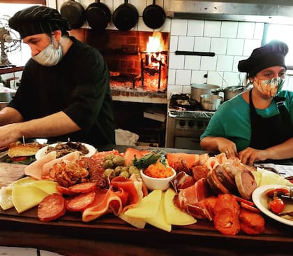 Picada artesanal propia de Pueblo Escondido