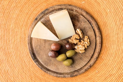 Picada esencial de queso Florense, semiduro muy suave con nueces y aceitunas.