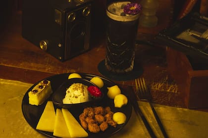 Picada y cóctel en The Book