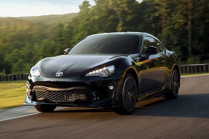 Negro extremo. La carrocería del Toyota GT 86 TRD Special Edition sólo se ofrece en negro, pero se puede elegir el color de las rayas longitudinales