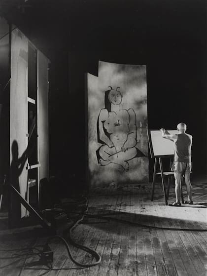Picasso trabajando, por André Villers, 1955
