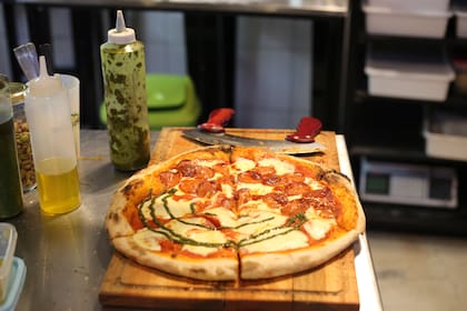 Piccantino seduce con sus pizzas estilo napolitano y romano hechas con masa madre y harina orgánica.