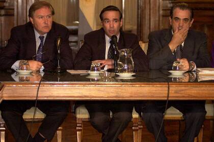 Miguel Ángel Toma, Miguel Ángel Pichetto y Eduardo Camaño en una conferencia de prensa en repudio a los atentados de 2001 en Estados Unidos