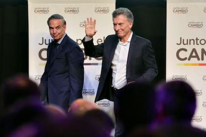 Pichetto y Macri saludan al final del acto en Parque Norte