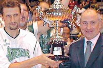 Pichi Campana levantando uno de los tantos trofeos que obtuvo con Atenas de Córdoba