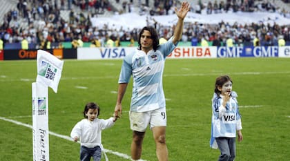 Pichot y sus hijas, tras la derrota ante Sudáfrica en la semifinal de la Copa del Mundo 2007. Todavía le quedaba un partido más con la camiseta de Los Pumas, en el que iba a vencer a Francia -selección local- por segunda vez en el torneo. Así alcanzó el histórico tercer puesto.