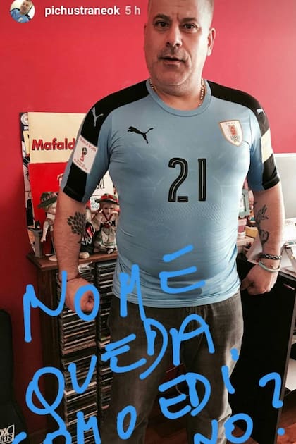 PIchu Straneo con la camiseta que le regaló Edison Cavani, en septiembre de 2017