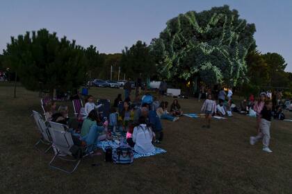 Picnic bajo las estrellas en el golf de Pinamar.