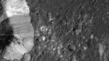 Pico central del cráter Aristarchus (izquierda).

Foto: NASA/KARI/ASU