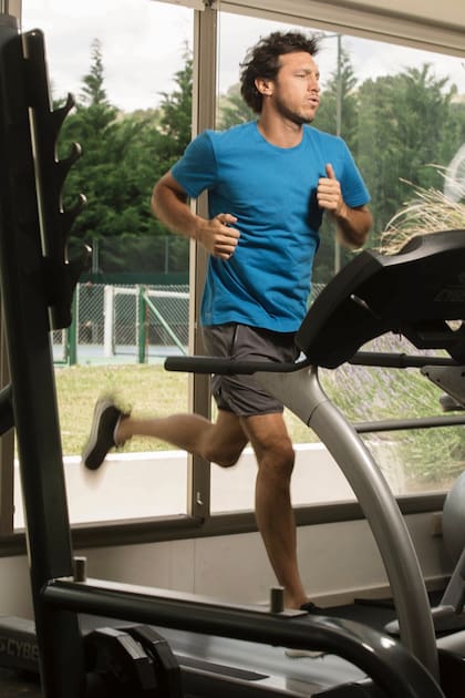 Mantiene su estado físico intacto: sigue una rutina diaria en el gimnasio que tiene en su casa, también hace entrenamiento funcional por las mañanas y juega al tenis dos veces por semana.