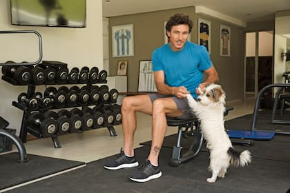 Inseparables, a su mascota sólo le falta subirse a la cinta y correr con él. Fanático de Estudiantes de La Plata, en su pierna izquierda Pico lleva tatuado el escudo del Pincha.