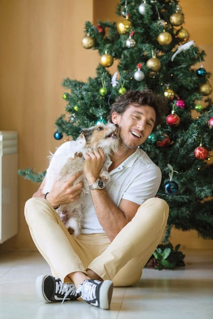 El ex tenista pasó Navidad en Tandil con su familia y con Osvaldo, su famoso jack russell terrier (tiene 50 mil seguidores en Instagram), que será papá de cuatro cachorros los primeros días de enero.