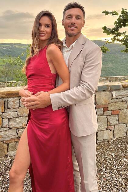 Pico Mónaco y Diana Arnopoulos posaron muy cariñosos con el atardecer de fondo.