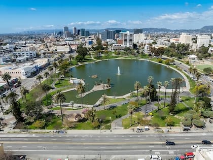 Pico‑Union cuenta con una proporción significativa de inmigrantes, con el 53% de residentes nacidos en el extranjero en 2021