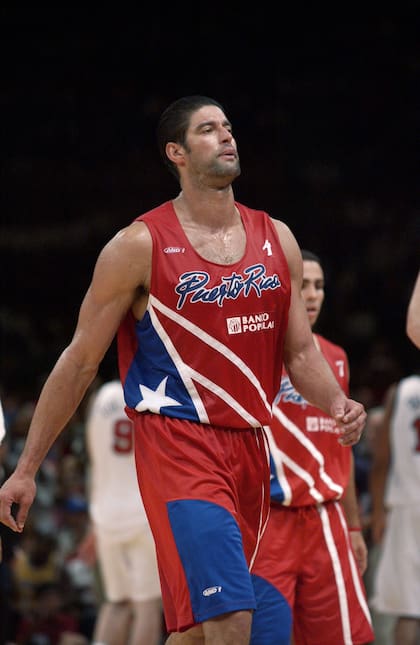 Piculín, con la camiseta de Puerto Rico, durante un juego de exhibición ante Estados Unidos, en 2003
