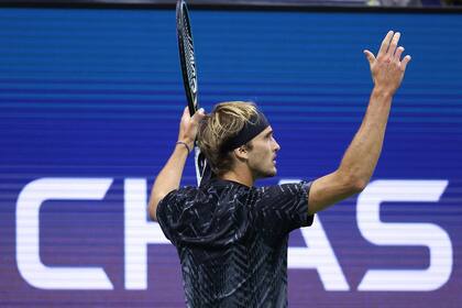Pide aliento Zverev, luego de un intenso peloteo frente a Djokovic; el campeón olímpico superó al serbio en los Juegos de Tokio, pero en Nueva York se invirtió el ganador.