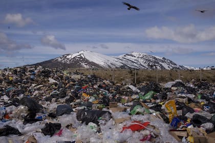Piden que la gestión del basural se transforme en ejemplo de coherencia con el entorno de belleza natural impactante en el que se encuentra