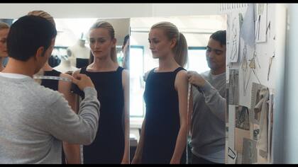 Pidgeon en una de las escenas de la serie. La actriz no solo se tiñó como Bessette sino que lució un vestuario ideado para capturar a la perfección el estilo de la publicista