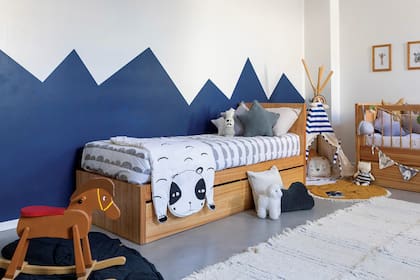 Pie de cama ‘Panda’, carpa de juego, alfombras ‘León’ y ‘Hoja’, regla medidora, perchero de animales, guirnaldas y juguetes (todo de Algo Bonito Universo Kids). Estantes hexágono y caballito de madera (ambos de Maderera Decorlam).