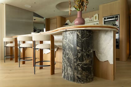 Pie de la isla, en granito Amadeus con terminación Leather. Desarrollado por Ital Piedras para el espacio de Rob Ortiz.