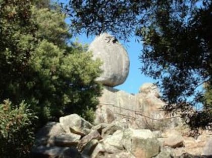 Piedra "El Centinela". Según la leyenda, aún sigue en pie debido a que un indígena local se convirtió en roca para proteger el territorio