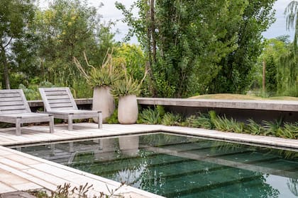 Piedra, hormigón o madera: el borde define el carácter del agua y su relación con el entorno