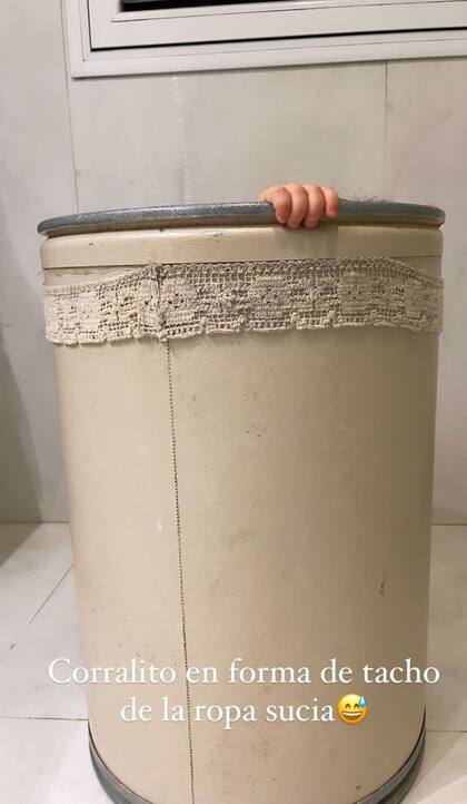 ¡Piedra libre! La manita de Filipa, que juega dentro del cesto para la ropa sucia