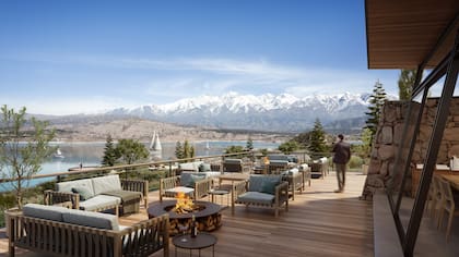 Piedra, madera y una terraza sobre el agua: un restaurante de Cantos de Miralago es otro de los spots donde extender la experiencia del lago y la montaña.