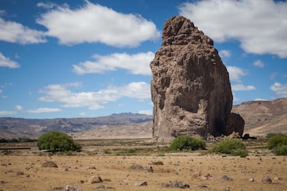 Piedra Parada, uno de los atractivos cercanos a Gualjaina, en plena estepa chubutense.