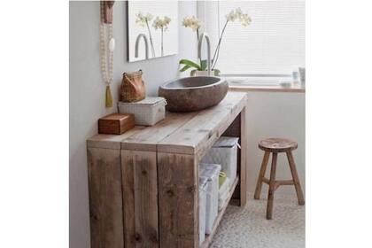 Piedra y madera, dos elementos de la naturaleza utilizados para lograr un mueble de baño diferente