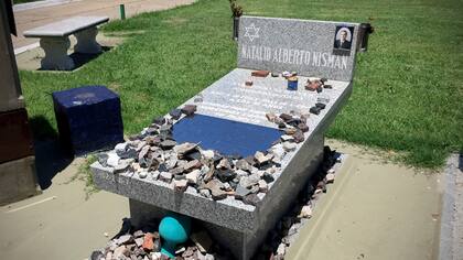 Piedras de recordación sobre la lápida de Nisman, en el cementerio de La Tablada