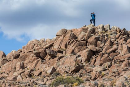 Piedras sueltas de pórfido en La Caledonia. En la imagen, Miguel Lauriente.