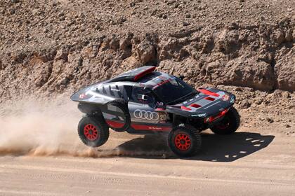 Piedras, tierra, arena, dunas... Sainz domina en los caminos de Arabia Saudita con el modelo RS Q E-TRON E2 de Audi, marca que anunció que tras cumplir el plan de tres años en el Dakar se retirará al terminar la actual carrera.