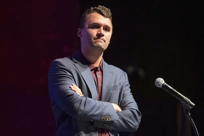 "Pienso en el extremismo que condujo al asesinato en masa de casi 3000 personas, y en cómo otra forma de extremismo llevó al asesinato de Charlie Kirk hoy", sostuvo Adams