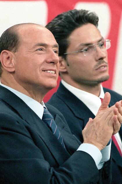 Pier Silvio, el mayor de los hijos varones de Berlusconi, junto a su padre.