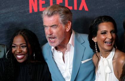 Pierce Brosnan demostró la buena química con todo el elenco que protagoniza esta nueva historia de Netflix. En la imagen, haciéndose el gracioso junto a Laci Mosley y Poorna Jagannathan 
