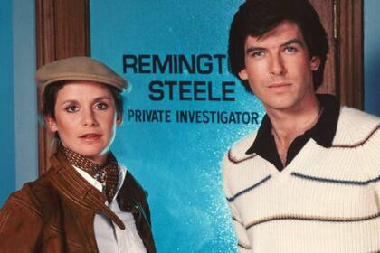 Pierce Brosnan y Stephanie Zimbalist, protagonistas de la serie Remington Steele