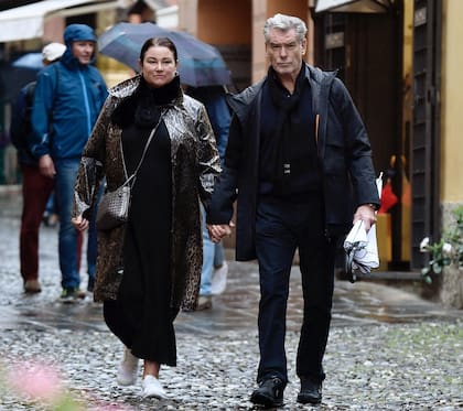 Pierce Brosnan y su esposa, Keely Shaye, caminando juntos en sus vacaciones
