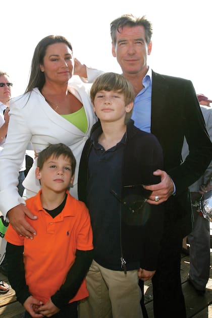 Pierce junto con su mujer Keely y sus hijos Paris Beckett y Dylan Thomas en Malibú, en marzo de 2007