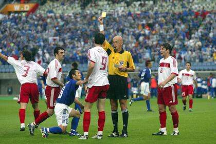 La sorprendente propuesta del ex árbitro Pierluigi Collina: propone cambiar la regla en la ejecución de los penales 4 Pierluigi Collina durante el Mundial 2002 en el partido de Japón y Turquía, que terminaría en victoria 1-0 de los turcos, por los octavos de final.