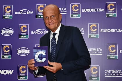 La sorprendente propuesta del ex árbitro Pierluigi Collina: propone cambiar la regla en la ejecución de los penales 3 Pierluigi Collina en la presentación del nuevo logo de la Serie C de Italia.