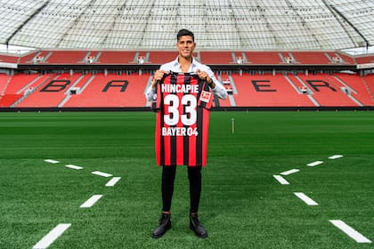 Piero Hincapié, con a camiseta del  Bayer Leverkusen de Alemania