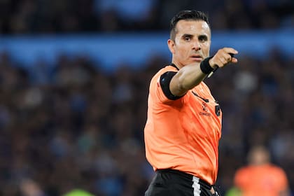 Piero Maza decidió echar a Gonzalo Plata, que se perderá la final, mientras que corrigió su error al expulsar en otra jugada a Marcos Rojo.