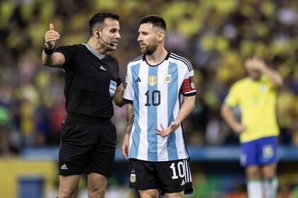 Piero Maza habla con Lionel Messi durante el partido de eliminatorias que Argentina le ganó a Brasil en el Maracaná, en noviembre de 2023