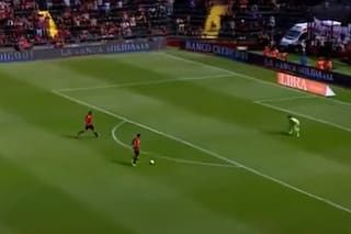 El insólito "no-gol" de Colón: dos jugadores solos contra el arquero... y no pudieron