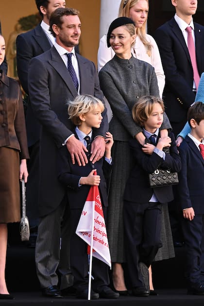Pierre Casiraghi dijo presente junto a su mujer, Beatrice Borromeo, y sus hijos, Francesco y Stefano. La periodista italiana impactó con una chaqueta entallada de bucle de lana virgen y una falda de tiro alto que se acorta a la altura de sus tobillos de Dior, firma con la que colabora asiduamente.