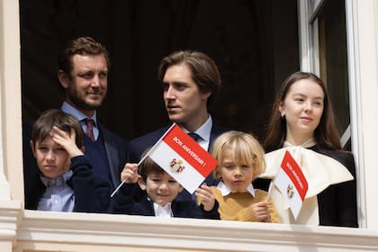 Pierre Casiraghi, su hermana, Alexandra de Hannover, junto a su novio, BenSylvester Strautmann, y tres de los niños de la familia: de izquierda a derecha Raphaël y Balthazar, los hijos de Charlotte, y Francesco, el menor de los hijos de Pierre.